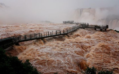 Thác nước nổi tiếng Iguazu cuồn cuộn chưa từng thấy, hơn 12 triệu lít nước đổ xuống mỗi giây
