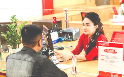 Giao dịch viên ngăn nhiều khách đến ngân hàng rút tiết kiệm, chuyển khoản số tiền từ 150 triệu, 600 triệu đến 1,5 tỷ đồng: Khách hàng sau đó cảm ơn, dừng giao dịch