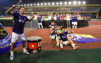 Văn Quyết làm nhạc trưởng đánh trống cho CLB Hà Nội Viking chèo thuyền ăn mừng trận thắng 2-1 CAHN