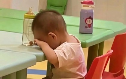 Bức ảnh đứa bé nhỏ xíu này khiến cả mạng xã hội xót xa, phản chiếu nỗi khó xử của biết bao gia đình
