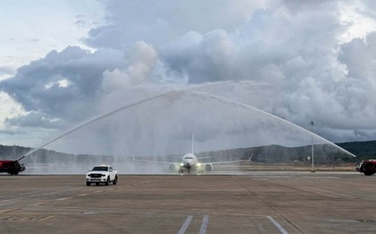 Đúng sáng hôm qua - 19/10, một máy bay từ Kazakhstan được thực hiện nghi thức phun vòi rồng khi hạ cánh tại Việt Nam