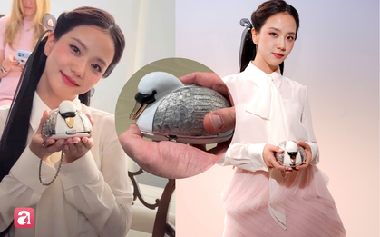 Có gì trong chiếc túi thiên nga độc nhất vô nhị, Jisoo là người đầu tiên được diện?