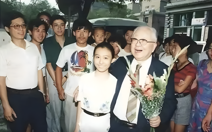 Cú trượt dài của nữ thần đồng từng xuất hiện trên đài truyền hình quốc gia, sau đó lại bỏ học và làm mẹ đơn thân