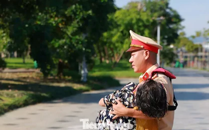 Kịp thời cứu người phụ nữ chìm dưới sông Hương cách bờ 40 m