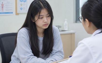 Thấy nữ sinh 14 tuổi cứ kéo áo đến tận khớp ngón tay, bác sĩ tìm hiểu, phát hiện sự thật đau lòng!