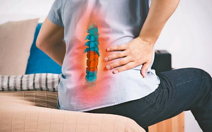 Uống thuốc cúm mãi không khỏi, người đàn ông đi khám phát hiện đốt sống bị vi khuẩn phá hủy