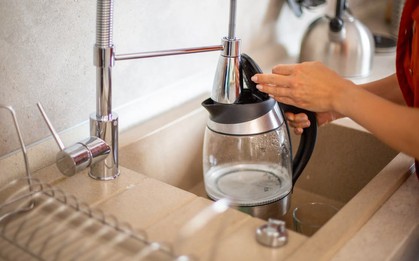 Một người đun nước, cả nhà ung thư? Bác sĩ cảnh báo 3 thói xấu khi đun nước đang "đầu độc" cả gia đình