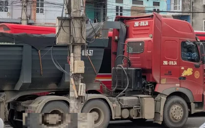Vấp phải 'ổ gà' rồi ngã ra đường, người đi xe máy bị xe ben cán tử vong ở Hà Nội