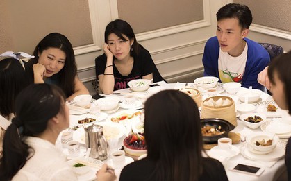 Vì sao ngày càng nhiều người đi họp lớp không muốn nói về tiền lương?
