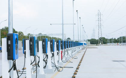Công ty của tỷ phú Phạm Nhật Vượng vận hành trạm sạc ô tô điện lớn nhất Việt Nam: Hơn 1.000 vị trí đỗ, 866 cổng sạc tại Long Biên