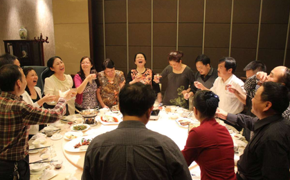 Được vỗ tay khen ngợi ngày họp lớp nhưng vừa về nhà, tôi rời ngay khỏi nhóm chat: Một bài học đắng chát cho tình bạn giả tạo!
