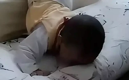Trẻ ngã khỏi giường, đừng vội bế dậy: Hiểu về “10 giây vàng” để tránh gây tổn thương thứ phát
