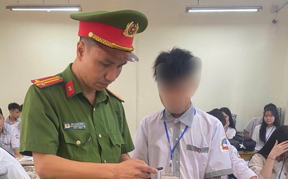Hình ảnh buổi kiểm tra của công an tại một trường THPT ở Phú Thọ: Các em ơi, không phải thế là "ngầu"!