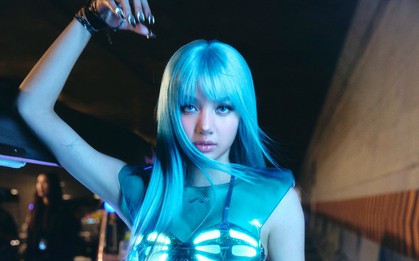 Lisa tắc kè hoa nhưng vẫn "một màu"