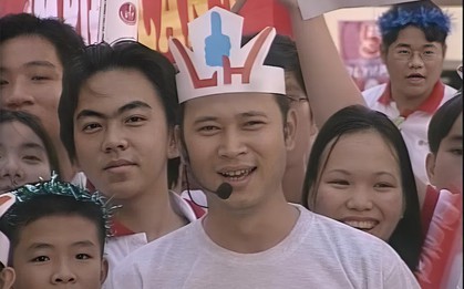 Nam MC SN 1974 từng dẫn Đường Lên Đỉnh Olympia là cựu sinh viên khoa tiếng Anh, hát chính ban nhạc nổi tiếng khắp Hà Nội đầu thập niên 1990