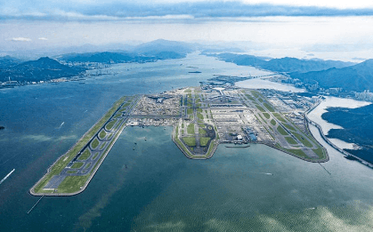 Một sân bay mở đường băng mới ngay trên biển, diện tích tương đương 900 sân bóng đá: Xi măng được bơm xuống đáy biển để tạo 360.000 cột chống, tiêu tốn gần 500.000 tỷ đồng