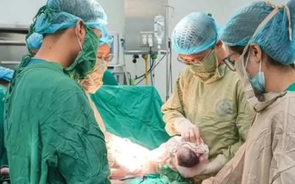 Mổ lấy thai ở tuần 34 cho sản phụ ung thư vú di căn nhiều vị trí