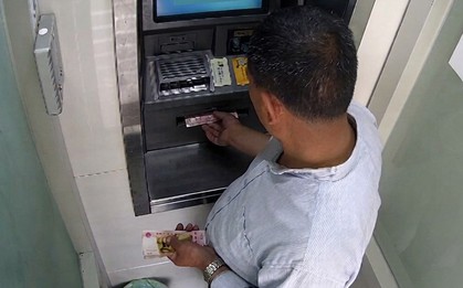 Ra cây ATM chuyển 77,4 triệu đồng vào tài khoản của chính mình, chờ gần 1 ngày vẫn không thấy có biến động số dư