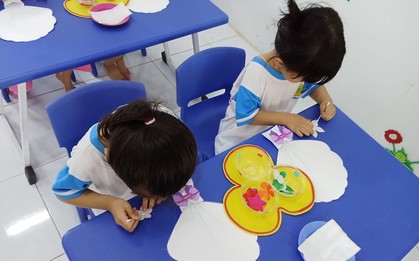 Bà nội lao vào lớp đánh, xé áo cô giáo mầm non