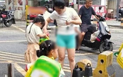 Mặc chiếc quần nhạy cảm đi đón con, bà mẹ bị chỉ trích: Trang phục không sai, bối cảnh sai!