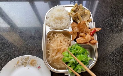 Khoe bữa ăn bán trú bắt mắt, bà mẹ ngạc nhiên khi bị chê: Trông thì sang xịn, bên trong chẳng có gì!
