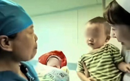 Người phụ nữ 60 tuổi sinh con gái sau khi có con trai ở tuổi 58