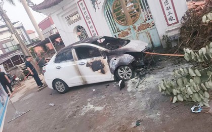 Ô tô bốc cháy ở Hà Nội, nghi bị phóng hỏa
