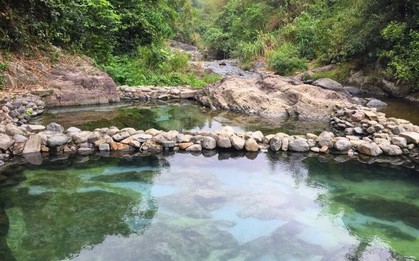 Việt Nam có dòng nước tự nhiên ấm nóng ~70 độ C quanh năm, được phát hiện cách đây 1 thế kỷ: Mạch ngầm ở độ sâu 150 m, nay liên quan đến khu nghỉ của tỷ phú Phạm Nhật Vượng