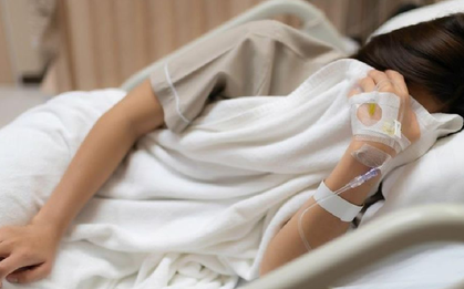 Có dấu hiệu này, người phụ nữ 45 tuổi đi khám bất ngờ phát hiện 2 bệnh ung thư
