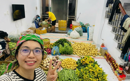 Cặp vợ chồng cất bằng đại học đi bán rau, từng bị mối hàng lừa, đi xin lỗi từng khách và thành quả sau 2 năm