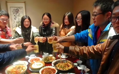 25 người đăng ký đi họp lớp nhưng có tận 30 người đến, tôi thoát nhóm chung ngay sau bữa ăn, từ nay xin cạch chuyện "họp hành"