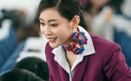 Vì sao tiếp viên hàng không thường đeo khăn lụa?