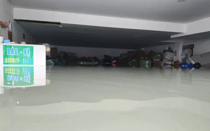 Tầng hầm biệt thự, ngân hàng ở TPHCM ngập sâu, nhiều tài sản ngâm trong nước