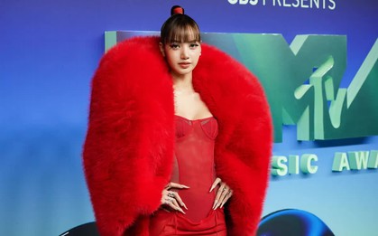 Lisa (BLACKPINK) thừa nhận cảm thấy cô đơn khi hoạt động solo