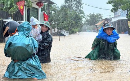 Đà Nẵng mưa trắng trời, nhiều nơi ngập sâu, giao thông chia cắt