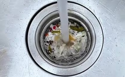 Lời khuyên cho những gia đình dùng lưới lọc bồn rửa khi rửa bát