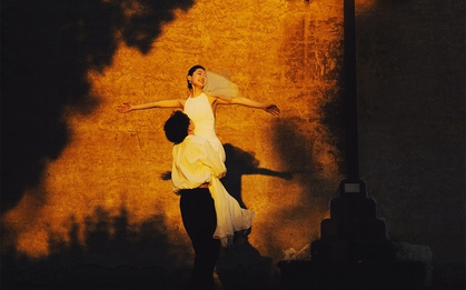 Từ tiếng Việt chỉ có một âm tiết nhưng diễn tả ranh giới mong manh giữa "có được" và "mất đi", tiếng Anh không có từ tương đương