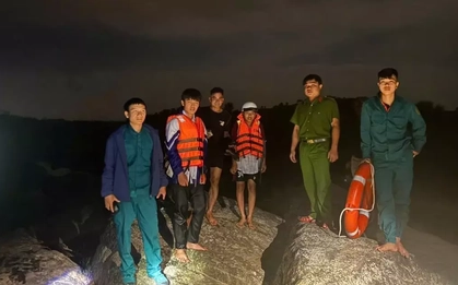 Hai học sinh mắc kẹt trên sông Ba khi thủy điện xả lũ