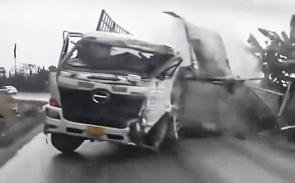 Xe tải mất lái trên đèo Đá Trắng, né 4 phương tiện trước khi lật ngang