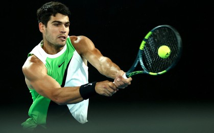 Carlos Alcaraz đánh bại huyền thoại Novak Djokovic để lên vô địch Australian Open 2026