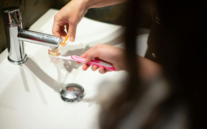 Trước khi đánh răng có cần làm ướt bàn chải không? Nha sĩ lên tiếng: Đa số chúng ta đã làm sai