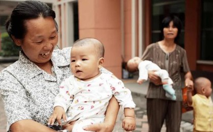 Bà nội thường nói 6 câu này khi trông cháu: Không phải dỗ trẻ mà đang "dạy hư" trẻ, đặc biệt là câu cuối cùng!