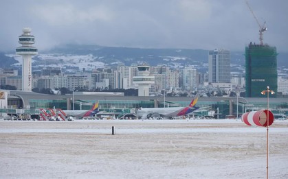 Tuyết rơi dày, 11.000 hành khách bị mắc kẹt trên đảo Jeju