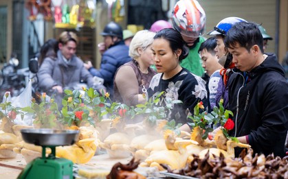 Chợ Hàng Bè đông nghịt ngày 23 tháng Chạp, khách mạnh tay chi hàng triệu đồng sắm lễ