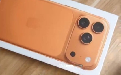 Trúng thưởng iPhone tại tiệc tất niên công ty, người đàn ông mở hộp quà xong liền tuyên bố: “Tôi không cần nữa”