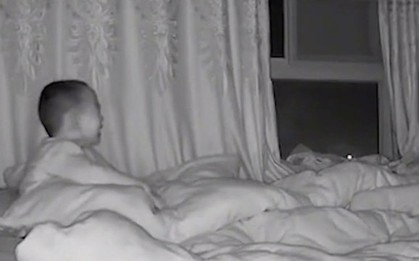 Bố mẹ giáo viên đi làm sớm để con 3 tuổi ở nhà một mình, mở camera thì thấy cảnh tượng đau lòng