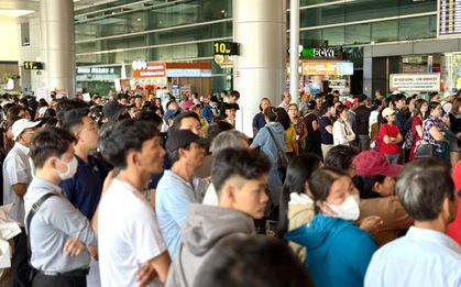 Sân bay Tân Sơn Nhất đông nghịt người đón kiều bào về quê ăn Tết