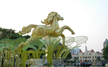 Lộ diện linh vật ngựa khổng lồ tại đường hoa Nguyễn Huệ