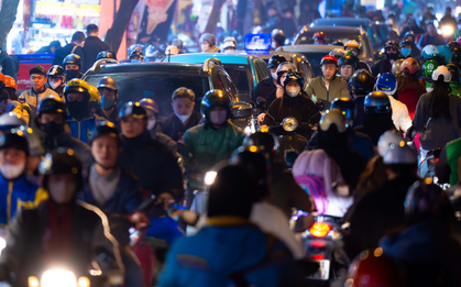 Hà Nội cận Tết: Mắc kẹt giữa dòng xe, một giờ đồng hồ vẫn chưa thoát nổi