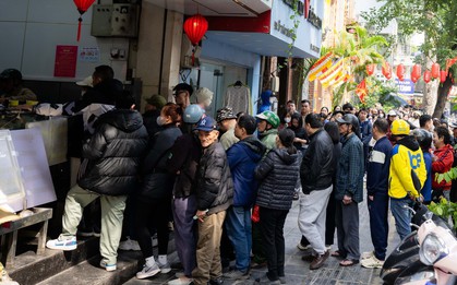 Xếp hàng cả trăm mét mua nem chua ở Hà Nội: Người phải chờ 50 khách, kẻ được "chen hàng" nhờ tấm thẻ đặc biệt